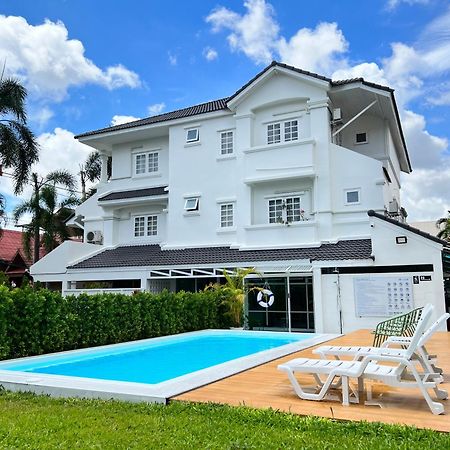 Mini-Me Hubs, Charm Suites & Pool In Old City Chiang Mai Exterior foto