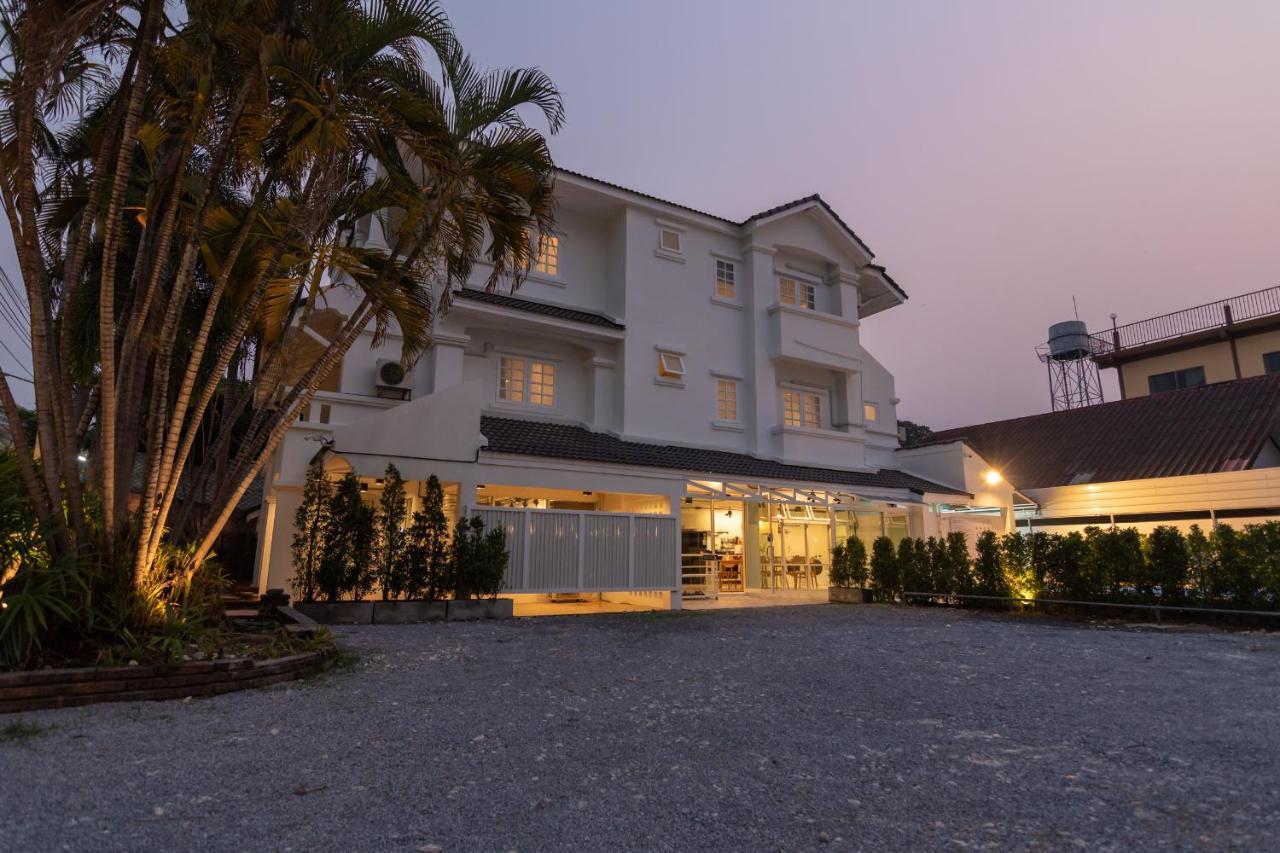 Mini-Me Hubs, Charm Suites & Pool In Old City Chiang Mai Exterior foto