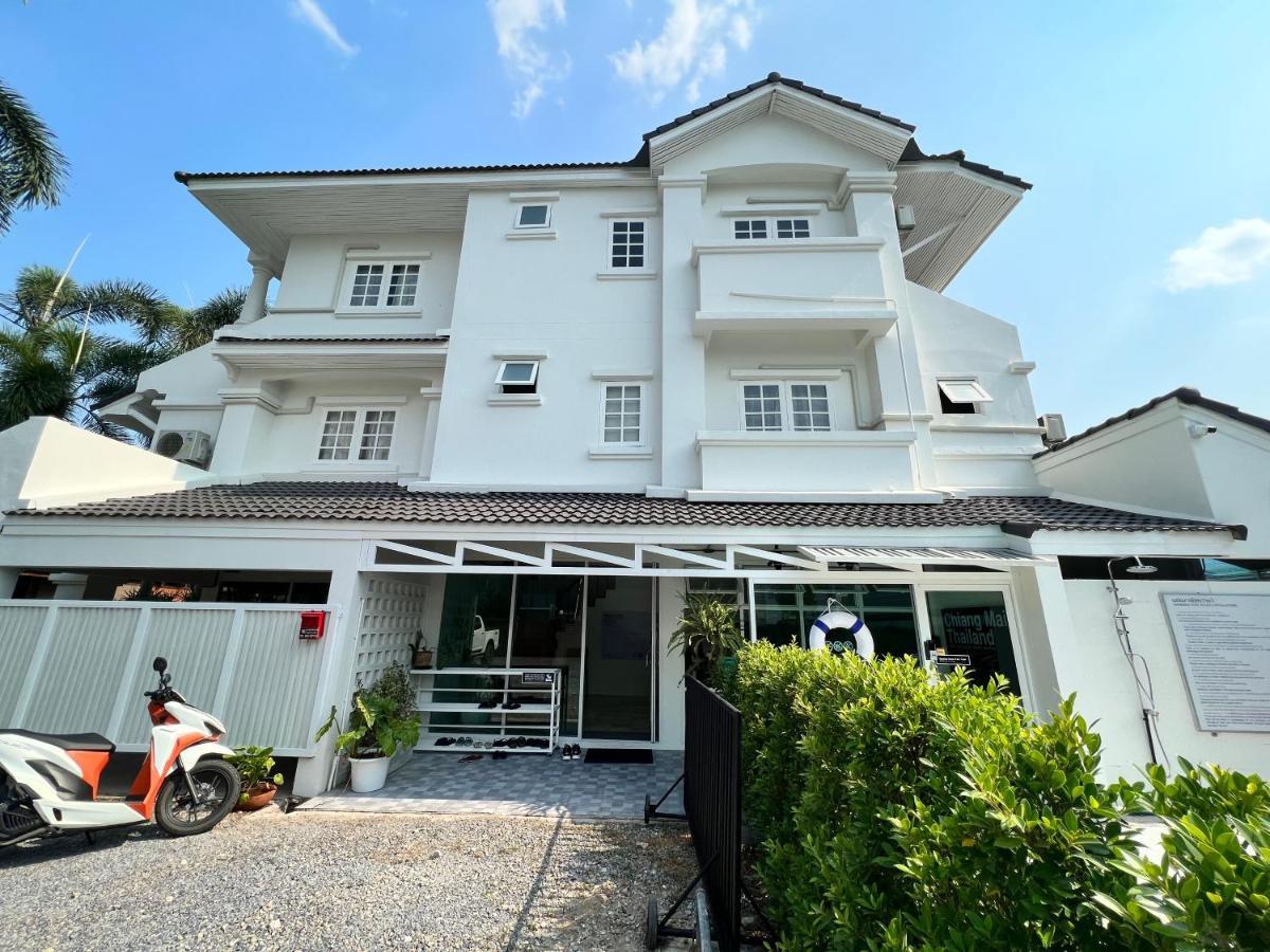 Mini-Me Hubs, Charm Suites & Pool In Old City Chiang Mai Exterior foto